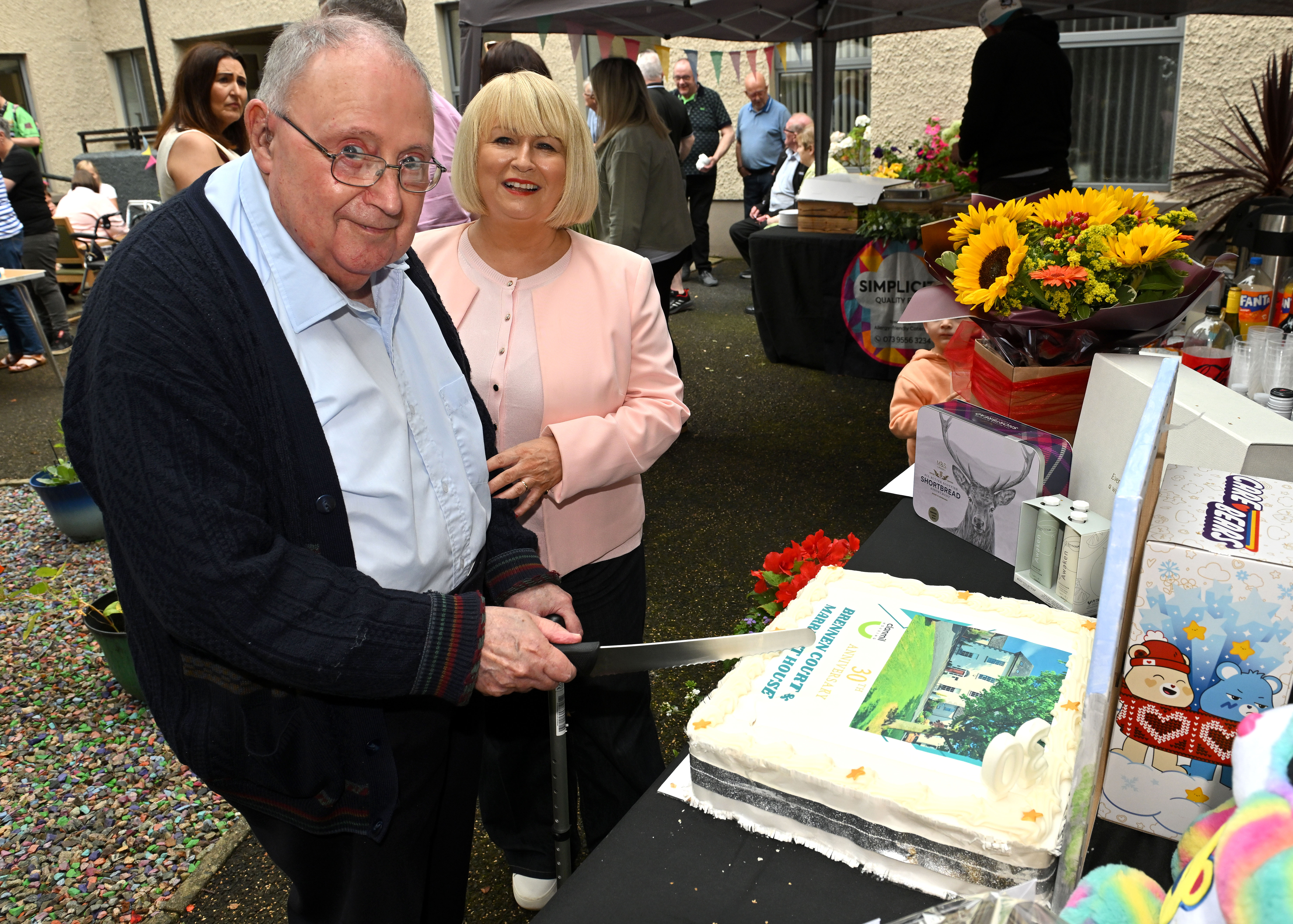 Jim Hamilton and Carol McTaggart cut the anniversary cake