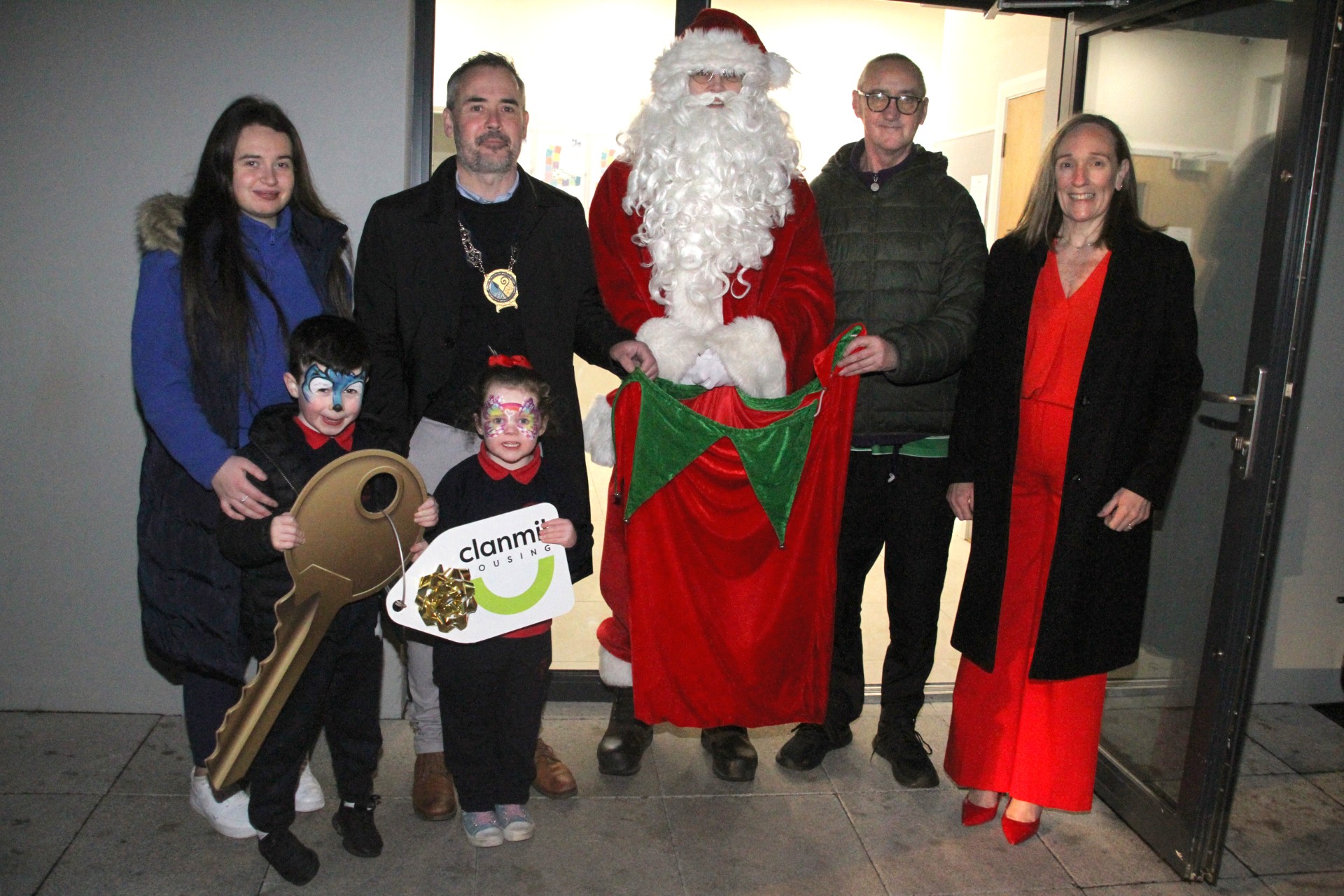 Cailtlin Lennon, resident; Cllr Philip Campbell, Chairperson, Newry, Mourne and Down District Council; Santa; Jan Sloan, Clanmil Housing; Aidan Fearon, resident